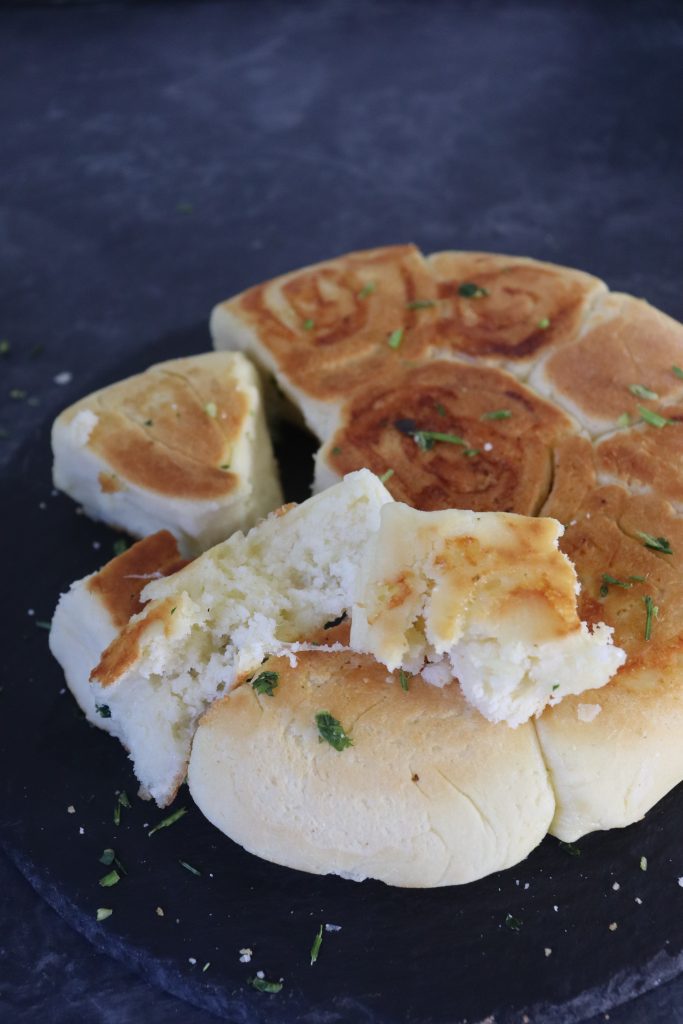 Pan de ajo con queso y perejil picado por arriba